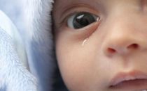 Что делать если у новорожденного ребенка закисает глазик: причины и безопасное лечение