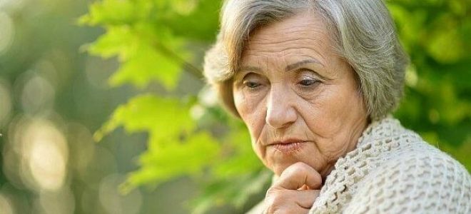 Почему у пожилых людей слезятся глаза: причины и действенное лечение
